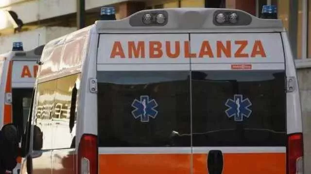 Ambulanza Generica Tragedia sul lavoro: uomo viene travolto da un trattore e muore nel bresciano