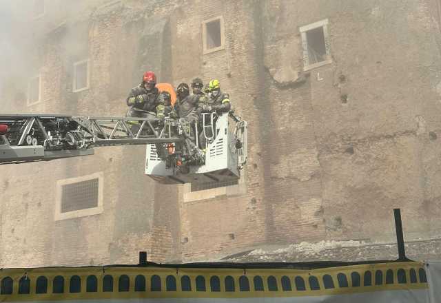 Crollo a Roma, è morto l'operaio incastrato sotto le macerie: 