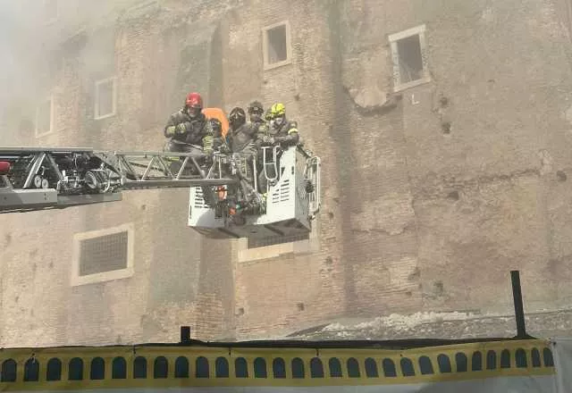 Crollo a Roma, è morto l'operaio incastrato sotto le macerie: 