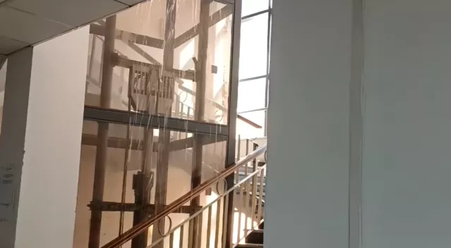 CROLLO TRIBUNALE TEMPIO Tempio, crolla il controsoffitto in Tribunale: scatta l'evacuazione (video)