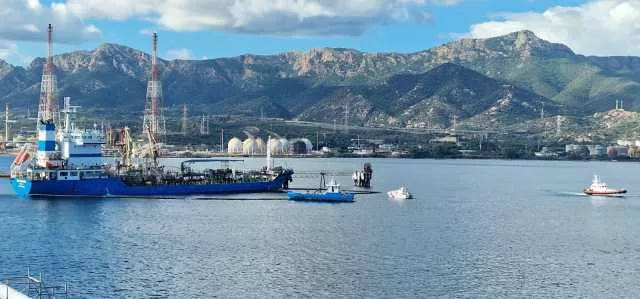 FOTO 2 Olio combustibile versato in mare a Sarroch, ma è un'esercitazione