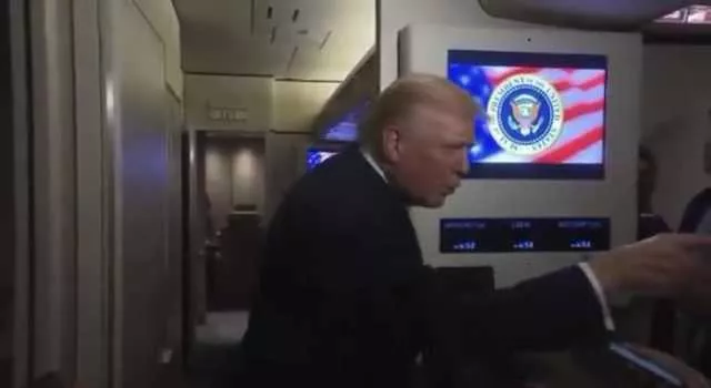 Trump insulta una giornalista sul caso Epstein: 