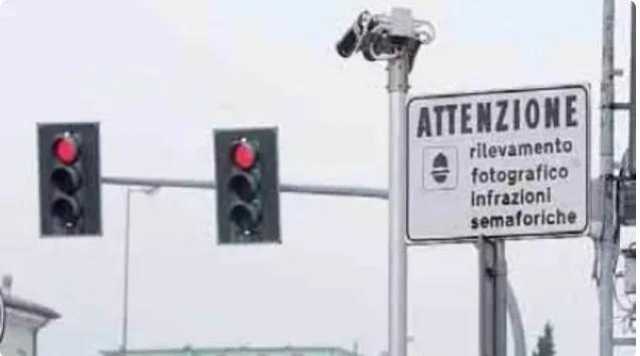 Fototrappola al semaforo sulla 554? Fdl: “Ennesimo strumento sanzionatorio anziché avvio dei lavori”