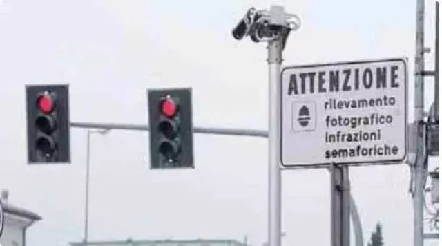Fototrappola al semaforo sulla 554? Fdl: “Ennesimo strumento sanzionatorio anziché avvio dei lavori”