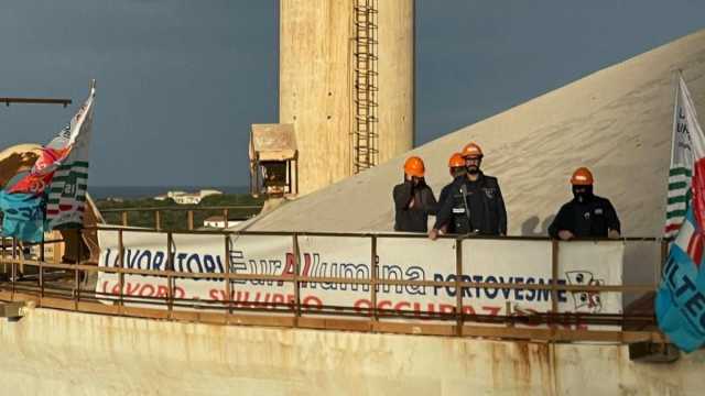 Protesta Eurallumia Operai e striscioni a 40 metri d'altezza: la protesta a Portovesme accende i riflettori su Eurallumina