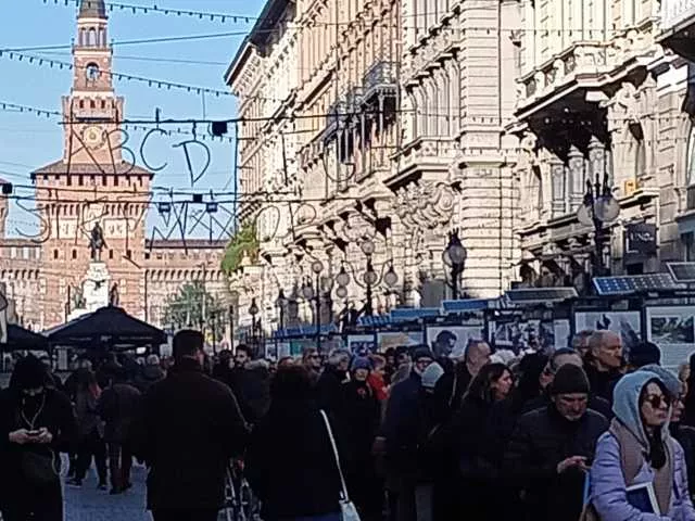 Morte Ornella Vanoni, a Milano è lutto cittadino: migliaia di persone per strada
