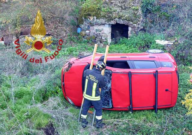 Auto esce di strada sulla sp15, vicino a Sorradile: paura per un uomo