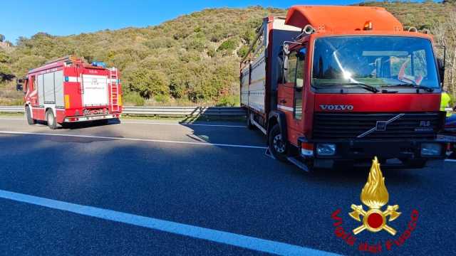 Scende dal camion e viene travolto dal suo mezzo: tragico incidente a Pattada 