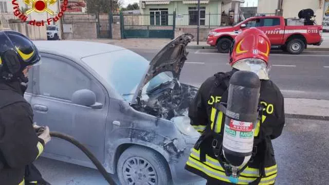WhatsApp Image 2025 11 18 At 15.48.27 Tortolì, auto prende fuoco in corsa: incendio spento vicino ad un distributore