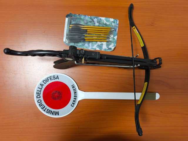 Balestra Nuoro, lo fermano per un controllo ma trovano una balestra nell'auto: denunciato