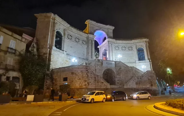 Bastionesaintremy Cagliari, il Bastione si accende di blu per i diritti dell’infanzia e dell’adolescenza