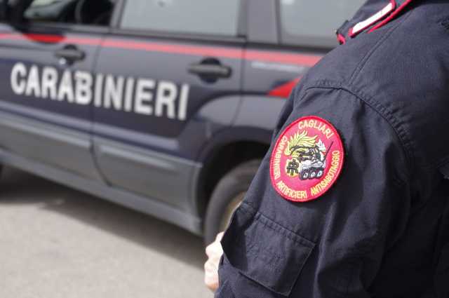 Paura a Pirri, esplosione all'ingresso di un appartamento in via Sanna