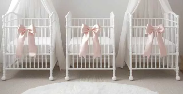 Culle Tre Gemelle Guasila festeggia le tre gemelline appena nate, la sindaca: