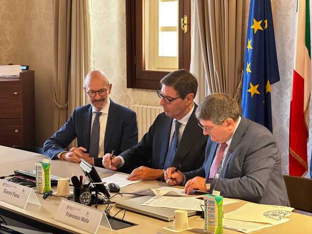 Firma Accordo Quadro Unica Corecom 1211 Università di Cagliari e Corecom Sardegna, firmato l'accordo per la promozione di attività formative