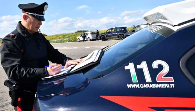 Al volante senza avere la patente, in auto aveva anche un coltello a serramanico: denunciato a Guasila