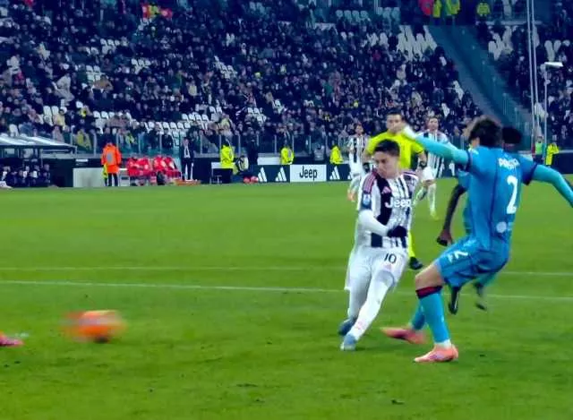 Il Cagliari sconfitto dalla Juve a Torino (2-1): il gol di Esposito non basta