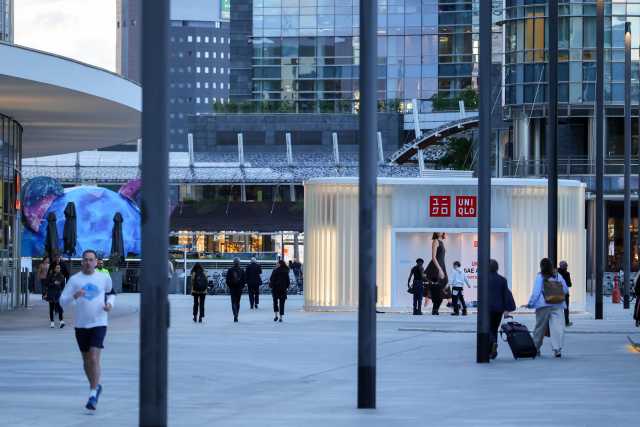 Milano, accoltellata alla schiena in piazza Gae Aulenti: è in gravi condizioni