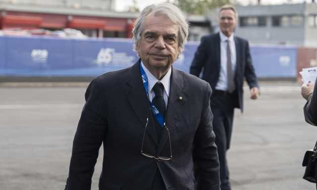 Renato Brunetta Bufera su Brunetta, poi il dietrofront: revocato l'aumento del proprio stipendio