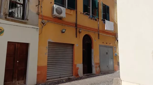 Sassari, minaccia di far saltare in aria il suo appartamento e fugge: rintracciato e denunciato