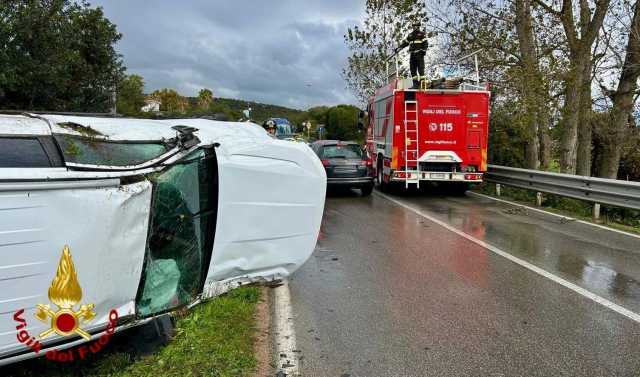 Scontro sulla 125 al bivio per Golfo Aranci: tre auto coinvolte, una donna ferita