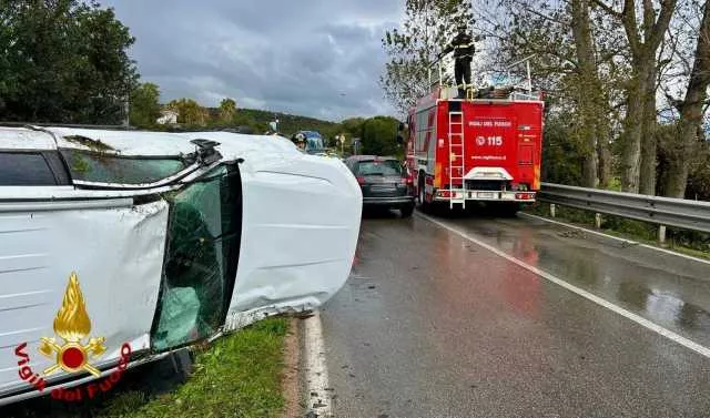 Scontro sulla 125 al bivio per Golfo Aranci: tre auto coinvolte, una donna ferita