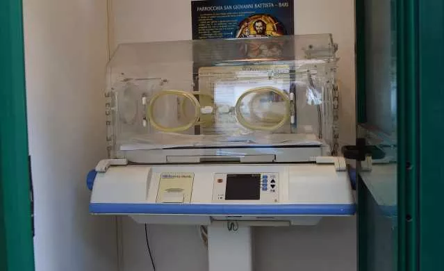 Partorisce in casa nel Torinese: 