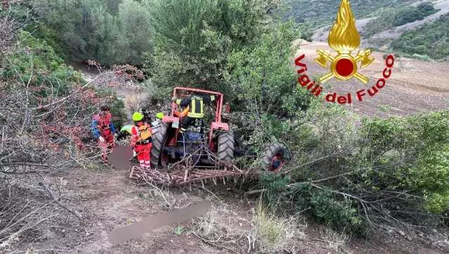 Si ribalta con il suo trattore e muore: tragedia nelle campagne tra Sennori e Tergu