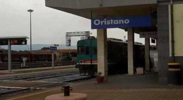 Controllore minacciato con un coltello sul treno per Oristano, la denuncia: 