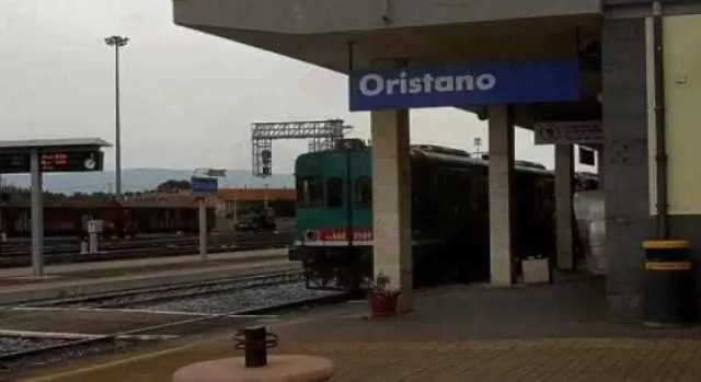 Controllore minacciato con un coltello sul treno per Oristano, la denuncia: 