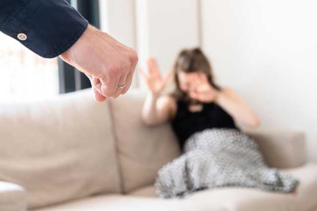 Violenz Adonne Foto Simbolo Segue la moglie col gps poi tenta di darle fuoco: l'aggressionce choc a Seregno