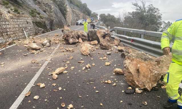 FRANA URZULEI 125 Paura per una frana sulla 125 a Urzulei: statale chiusa in entrambe le direzioni