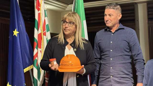 Eurallumina, dalla cima del silo all'incontro con la Cisl: 