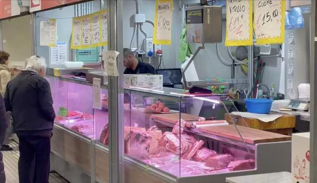 Primo Natale al mercato di piazza Nazzari a Cagliari: 