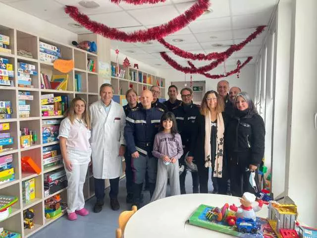 Cagliari, gli agenti della polizia incontrano i bimbi del Microcitemico nel ricordo di Giancarlo De Angelis