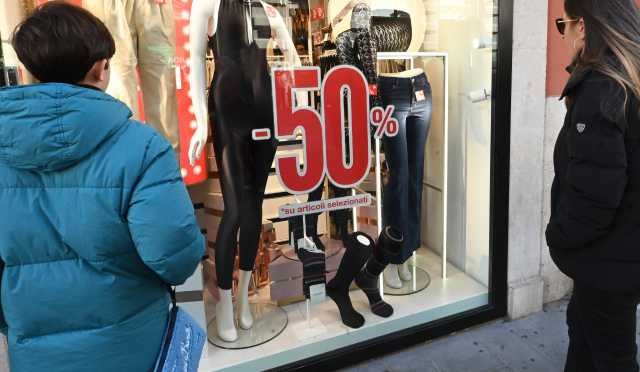 SALDI INVERNALI 2026 I saldi invernali anticipati al 3 gennaio in Sardegna: