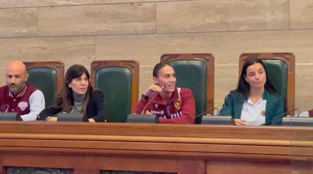 Dalia Kaddari tra le tedofore per la tappa cagliaritana della fiaccola olimpica: 