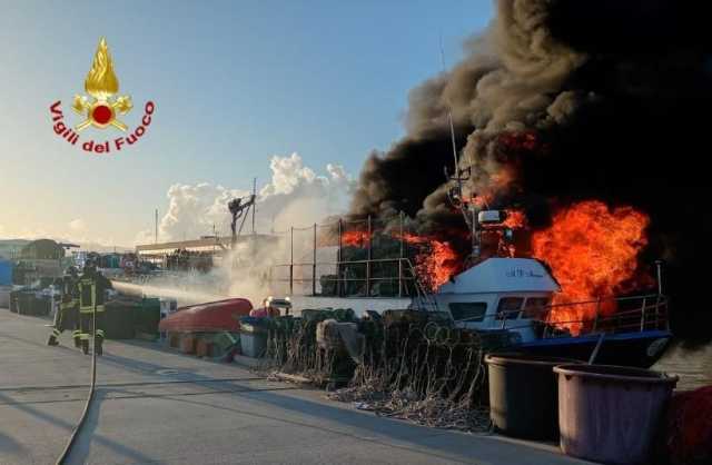 WhatsApp Image 2025 12 16 At 20.30.04 Cagliari, barca ormeggiata in fiamme: due persone in codice giallo