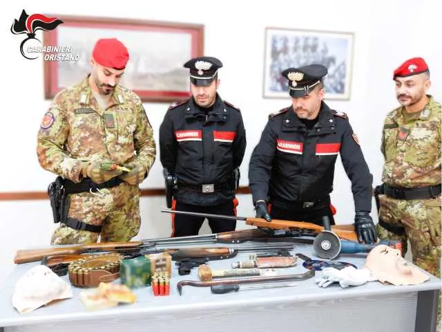 Rubano una cassaforte piena di armi, poi l'inseguimento: 3 arrestati a Ottana 