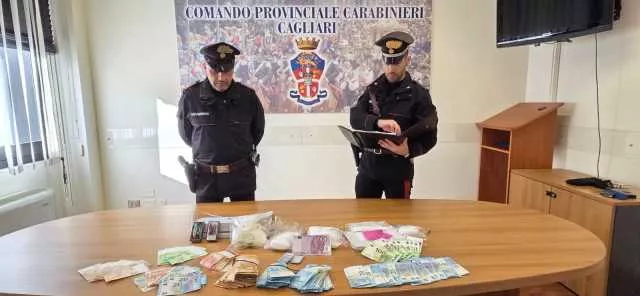 Cocaina, eroina e hashish in casa a Cagliari: arrestati due spacciatori con le segnalazioni dei cittadini