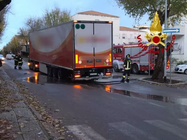 Alghero, camion prende fuoco ed esplodono gli pneumatici: paura in via XX settembre (VIDEO)