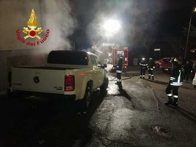 WhatsApp Image 2025 12 31 At 07.56.43 Nuoro, auto distrutta da un incendio in via Pabro Neruda: indagini in corso