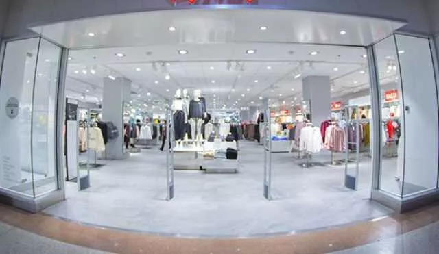 Sestu, tentano di rubare più di 200 euro di capi alla Corte del Sole: due giovani in manette