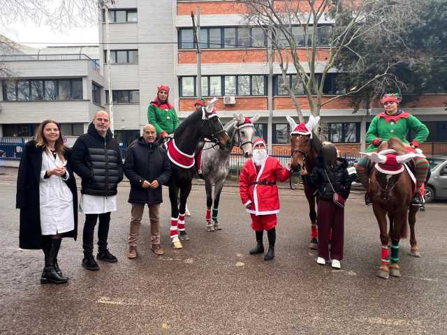 Babbo Natale a cavallo nel ricordo di Annalisa: solidarietà e speranza per i pazienti oncologici di Sassari
