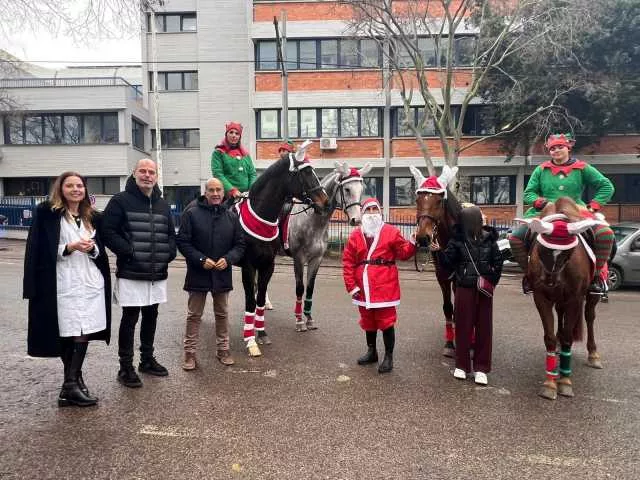 Da Sin V.Sanna Cogoni Palermo Roberta Sanna Babbo Natale a cavallo nel ricordo di Annalisa: solidarietà e speranza per i pazienti oncologici di Sassari