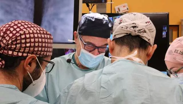 Il chirurgo Calò dell'Aou di Cagliari esegue due delicati interventi in diretta mondiale