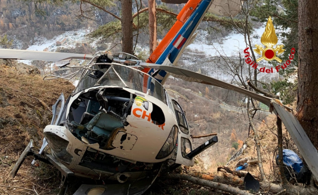 Precipita un elicottero con 5 persone a bordo: sono tutti salvi 
