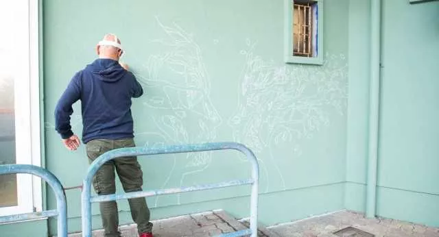 Sui muri dell'Exmè di Pirri il verde 