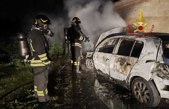Incendio Decimo Auto Auto in fiamme in un terreno nelle campagne di Decimomannu: avviati gli accertamenti