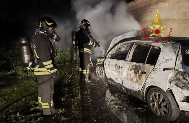 Auto in fiamme in un terreno nelle campagne di Decimomannu: avviati gli accertamenti