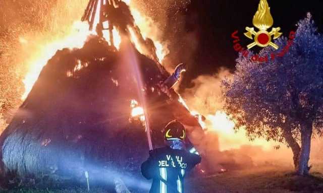 Incendio a Marrubiu, a fuoco il pinneto più grande dell'Isola